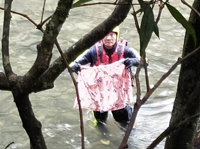 虎豹潭搜救2失蹤女學童，上午發現溯溪鞋及雨衣交家屬確認。(戴志揚翻攝)