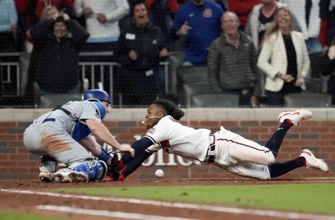 勇士歐比斯(右)滑回本壘得分。（路透）