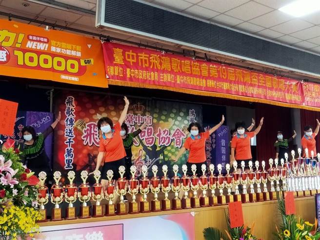 大雅警分局和平鴿志工宣導團展開反詐宣導。（大雅警分局提供／陳淑娥台中傳真）