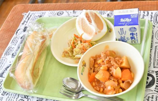 农粮署与臺南市政府藉由食农教育向下扎根，于日本日本学校供应师生营养午餐推广文旦。（图／由臺南市政府农业局提供)
