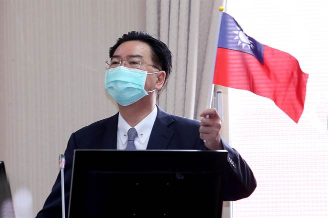 外交部长吴钊燮说，自己心中当然有国旗，国庆等重要场合都有挥舞。（黄世麒摄）