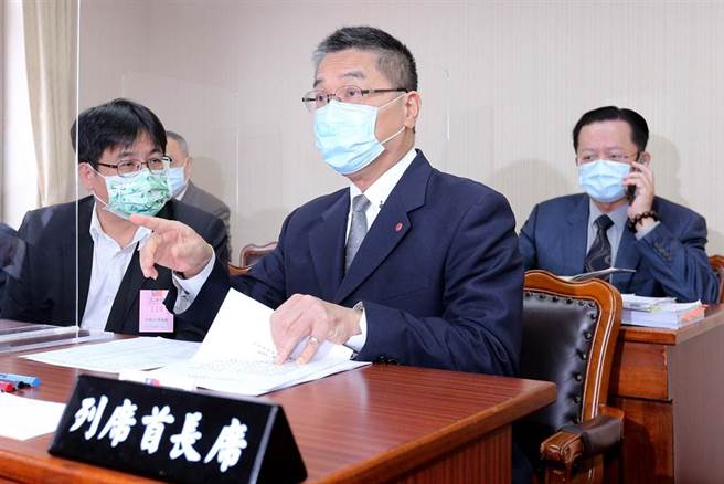 内政部长徐国勇（中）、营建署长吴欣修（左）、消防署长萧焕章（右）赴立法院备询。（黄世麒摄）
