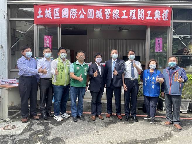 新北市土城区「国际公园城」社区兴建于1980年间，因自来管线老旧，长年有漏水问题，社区每年多缴约27万元的漏水费用，湾自来水公司近期将该计画纳入中央补助，核定2300多万经费修缮，预计明年3月底完工。（蔡雯如摄）