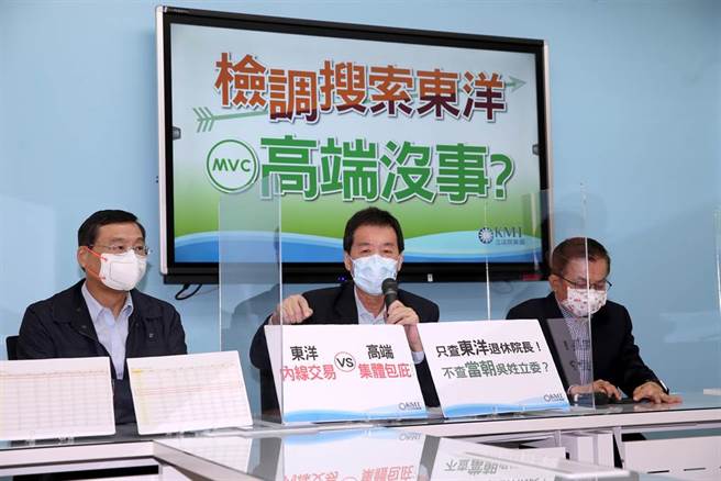 國民黨立法院黨團總召費鴻泰（中）、立委曾銘宗（左）、賴士葆（右）18日要求檢調也應比照東洋，調查高端疫苗有無炒股情事。（黃世麒攝）