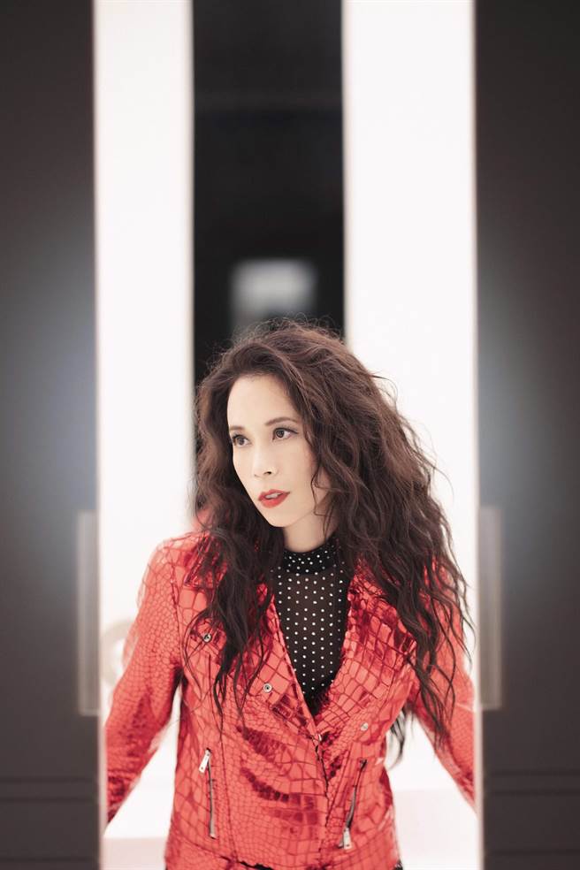 莫文蔚近来推出新歌，先前首度挑战远端录音。（莫家宝贝工作室提供）
