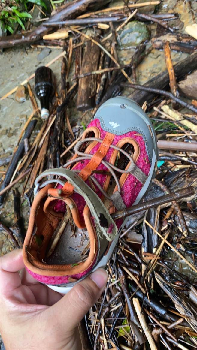 搜救人員稍早尋獲一隻鞋子與粉紅色雨衣，經警方與家屬確認，確實為劉姓女童所有。（翻攝）