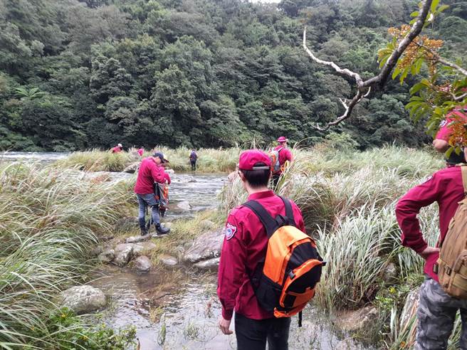 消防局今（18）日度动员309人分9个搜救区加强搜救。（翻摄）