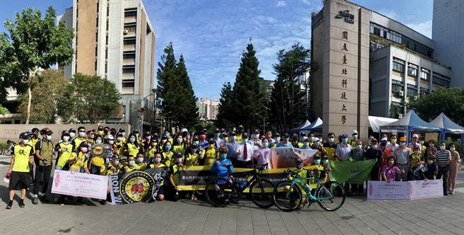 北科大校友騎自行車接棒48小時不斷電環島。（北科大提供／林志成台北傳真）