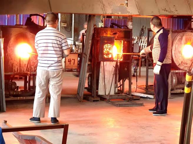 五彩斑斓的琉璃艺术品，制作过程要经过摄氏1400度的高温炉加热煅烧。（蓝孝威摄）