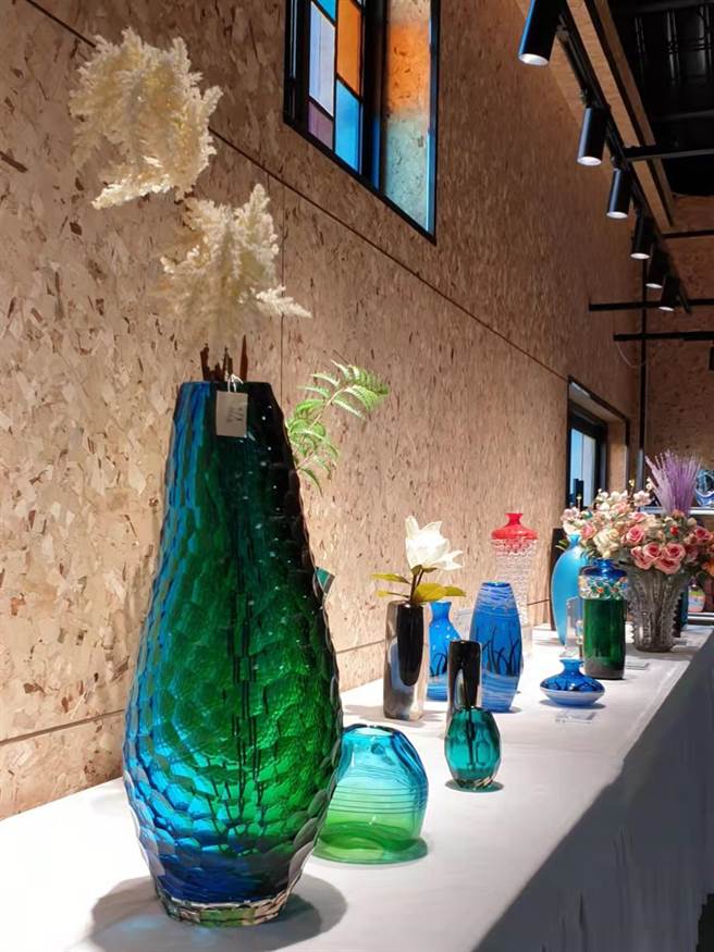 琉璃烧制的各色花瓶。（蓝孝威摄）