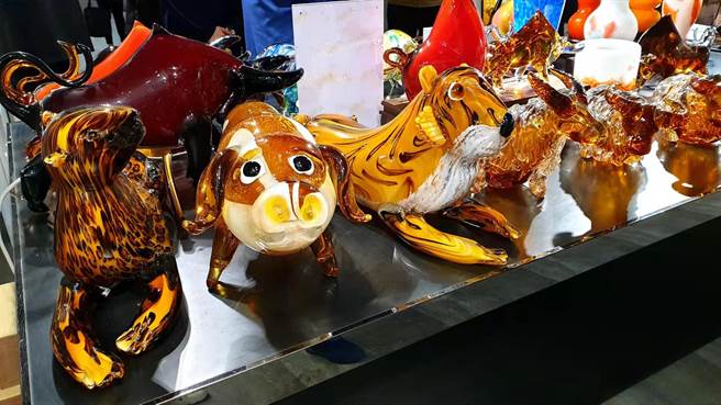 琉璃烧制的十二生肖。（蓝孝威摄）