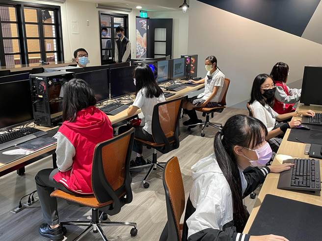 新北市智光商工斥资逾500万元打造「数位内容直播室」与「延伸实境美术研究室」。（叶书宏摄）