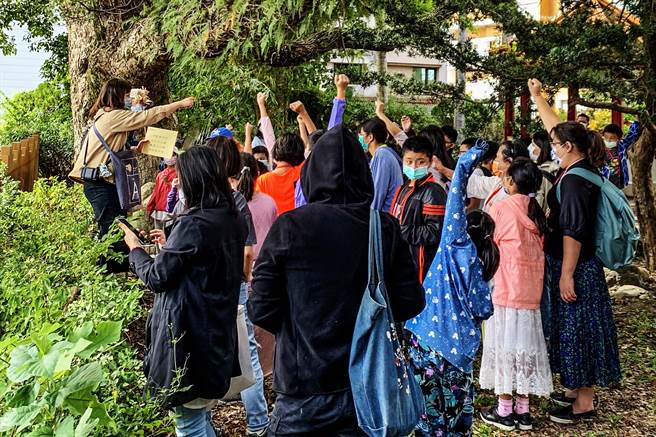 「吳濁流文學小旅行」走讀活動，導覽員解說吳濁流地景詩的風景實境。（羅浚濱攝）