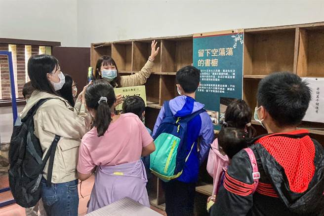 「吳濁流文學小旅行」走讀活動，導覽員解說吳濁流的故居。（羅浚濱攝）