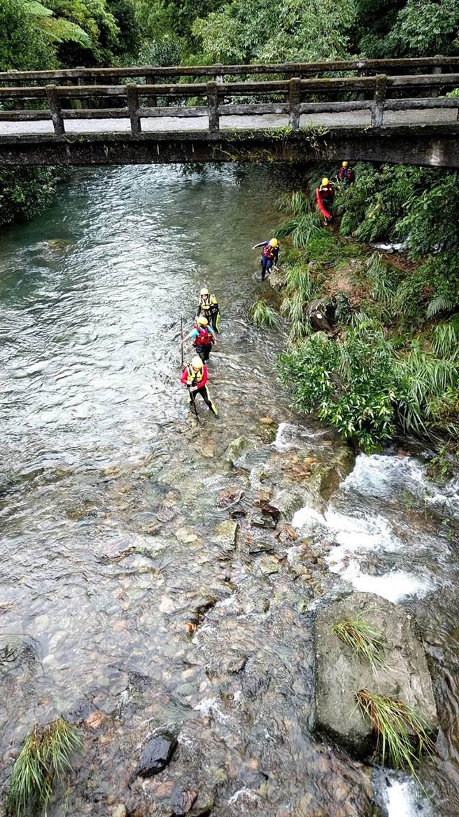 新北市消防局动员309人从落水处梳子坝划定9个搜救区及1个拦截点，组成绵密的搜救网，持续搜救。（消防局提供）