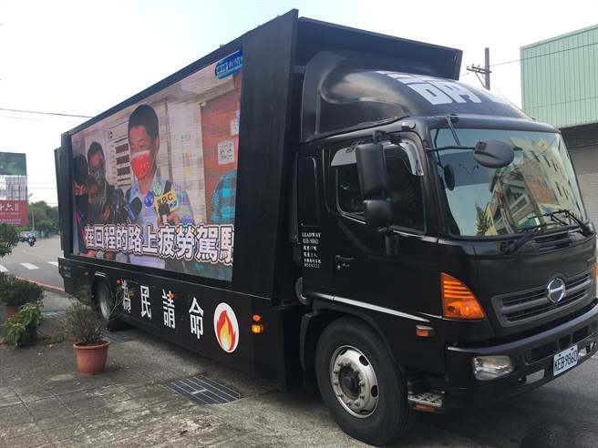 反莱猪大型宣传车摇身变成罢免陈柏惟宣传车，相当吸睛。（删Q总部提供／陈淑娥台中传真）