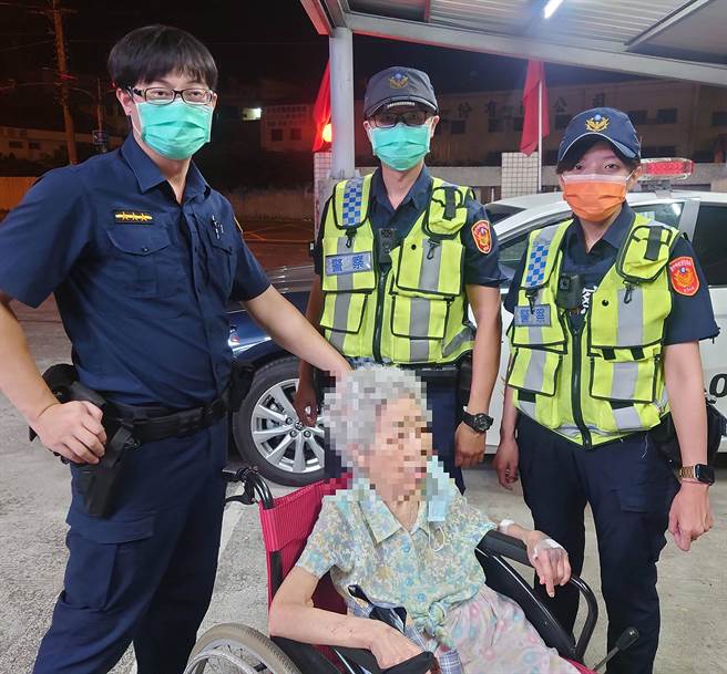 许姓独居阿嬷，出院返家却忘记家是哪一间，经中市警局雾峰分局仁化派出所员警利用Google实景地图，让阿嬷确认住家，并平安送返家。（雾峰分局提供／黄国峰台中传真）