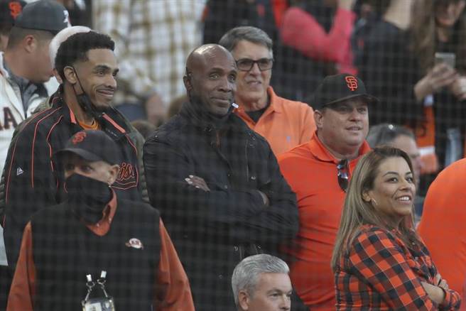 邦兹(中)在今年出席观战巨人与道奇的季后赛。（美联社资料照）