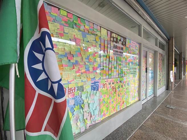 近日各县市许多民眾在救国团门口张贴声援便利贴表达支持。（救国团提供）