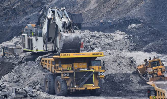 电力需求迅速飙升加上全球煤炭价格走高，促使印度公用事业企业争相抢购煤炭─此为印度的主要发电来源。(图/shutterstock)