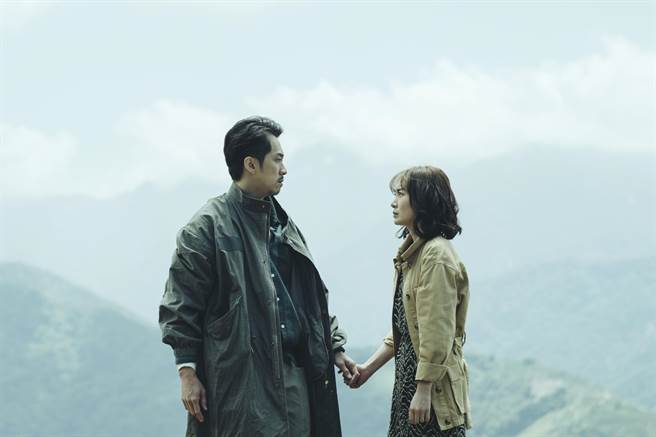 李亦捷（右）在《2049》对陈汉典说话咄咄逼人。（瀚草影视提供）