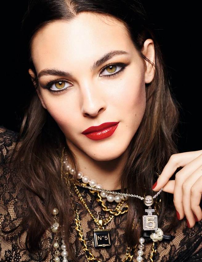 香奈兒耶誕限量彩妝系列形象照。（香奈兒提供）