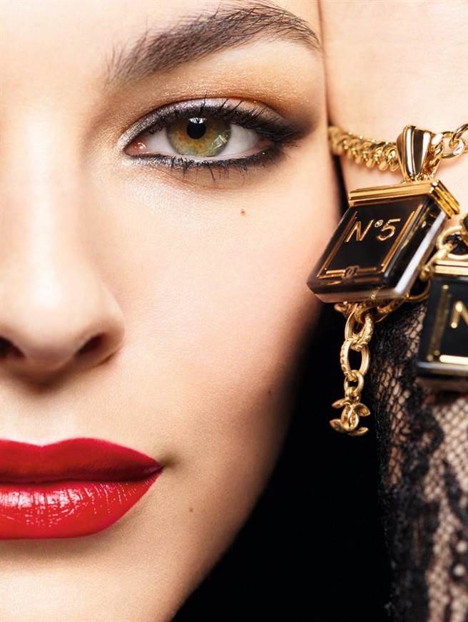 香奈兒耶誕限量彩妝系列形象照。（香奈兒提供）
