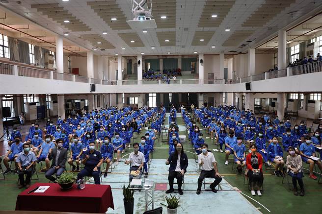 18日唐鳳以台灣社會創新發展趨勢為題展開2個小時的專題演講，演講過程也發揮他的科技長才，讓現場的學生利用線上slido平台提問。(校方提供／吳建輝彰化傳真)