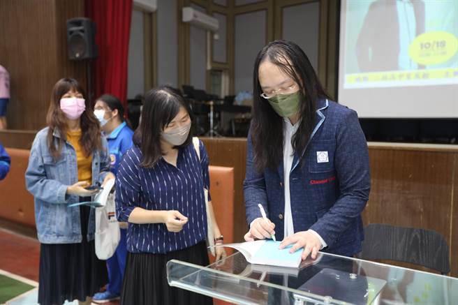 也親自解答為何會到二林偏鄉來，他表示是因為今年從二林高中畢業考上台大的謝秉宏同學與他聯繫，幾次書信往返後覺得很有趣，也被其感動，希望能與所有同學見面，一起聊聊偏鄉教育。(校方提供／吳建輝彰化傳真)