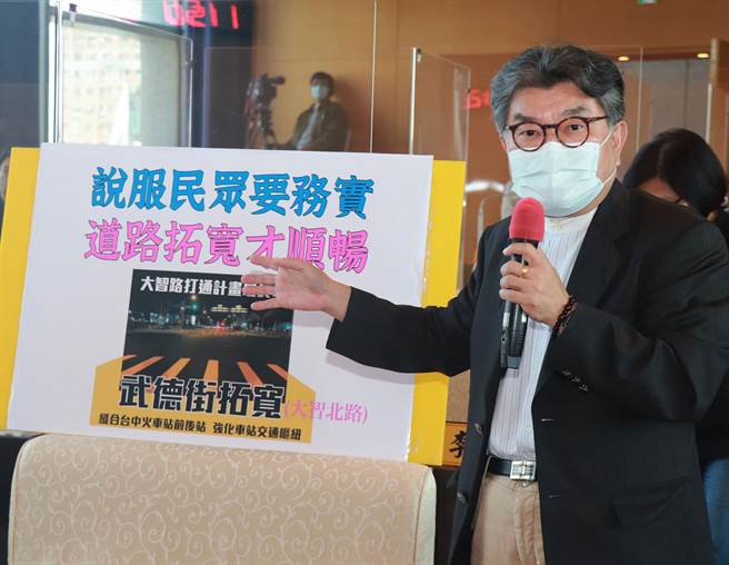 市議員李中指出，高雄日前發生的城中城火災事故，凸顯老舊市區進行都市更新的必要性與緊迫性。（陳世宗攝）