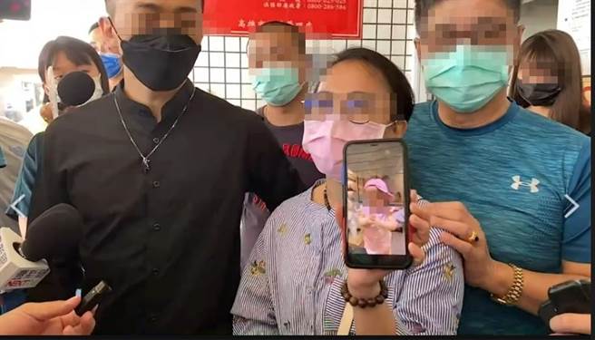 高雄仁武日前發生11個月大女童到蔡姓保姆家中托育時，不慎摔倒頭部重創，送醫搶救後不治，女嬰家屬懷疑蔡姓保母對女嬰施暴，18日下午1時檢方會同法醫相驗。（石秀華攝）