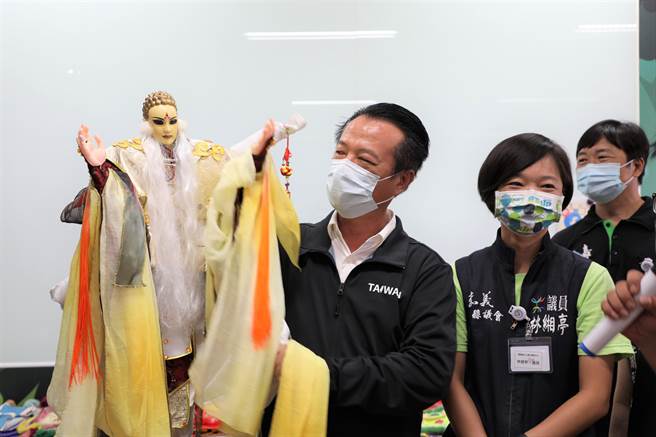 在嘉義縣第二所職業試探及體驗示範中心裡，嘉義縣長翁章梁化身操偶師，學習如何操弄戲偶。（呂妍庭攝）