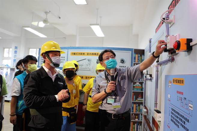 嘉義縣長翁章梁戴上工程帽、掛上工具包，瞬間轉職為冷氣裝修師傅。（呂妍庭攝）