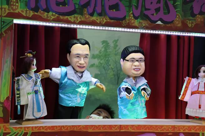 看到專業操偶師拿出以自己為範本的Q版戲偶演出時，翁章梁與全場被逗得哈哈大笑。（呂妍庭攝）