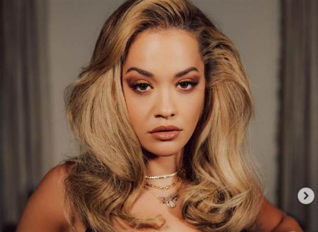 瑞塔欧拉身材火辣又拥有好歌喉，吸引许多死忠粉丝。(图/翻摄自Rita Ora IG)