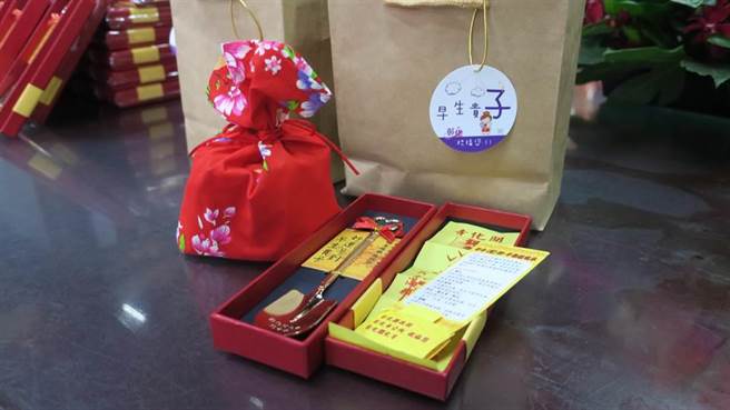 为了催生，彰化县政府前年5月精心准备的金铲子和祝生好孕包，都有彰化市开化寺注生娘娘加持过。（资料照）