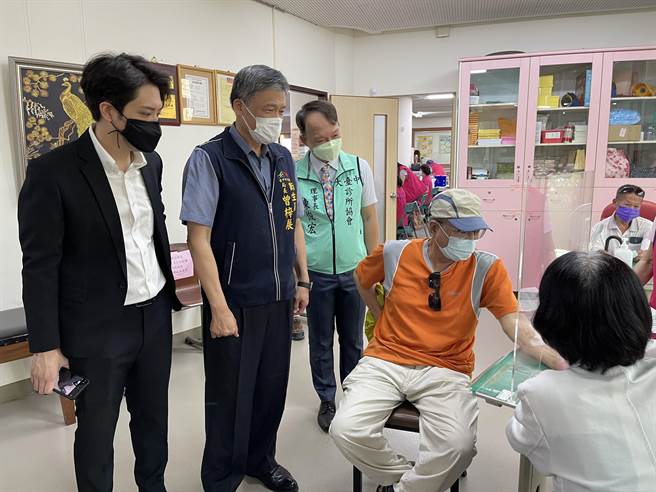 台中市公费流感疫苗自10月1日开打，迄17日止共有16万7970人完成接种。（冯惠宜摄）