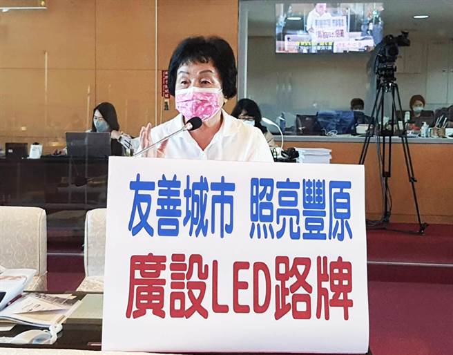 市议员张瀞分关心国道一号高速公路，丰原交流道到到丰原火车站这段路程的情形。(陈世宗摄)