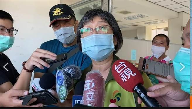 高雄市社会局副局长叶玉如18日说明盐埕区城中城大楼大火善款运用事宜。（石秀华摄）