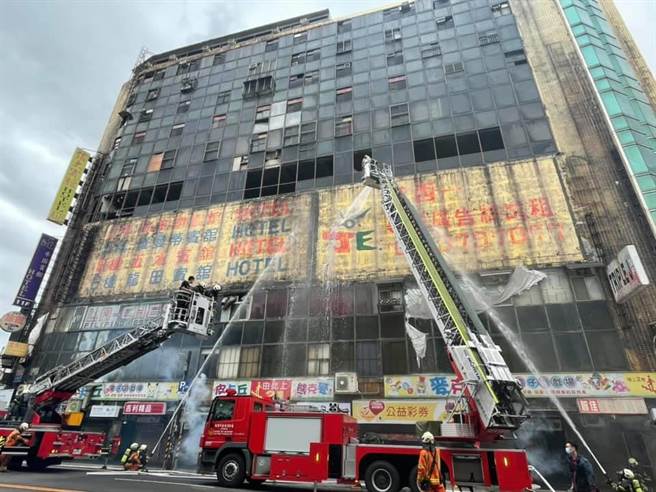 桃园市消防局第二大队针对中坜区住商混合的财神大楼进行消防演练与安检。（吕筱蝉摄）	