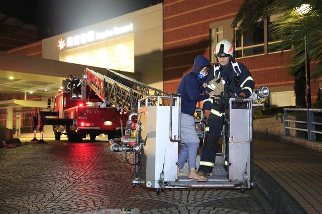 桃园市消防局第四大队在龙潭渴望园区进行夜间消防演练。（吕筱蝉摄）