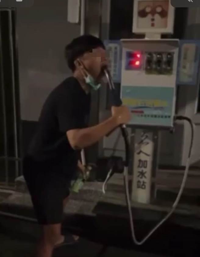 近日有一名男子在湖内区的加水站把出水管直接含进口中饮水，还将嬉闹过程录制影片PO上网路，引发各界挞伐。（摘自Dcard）