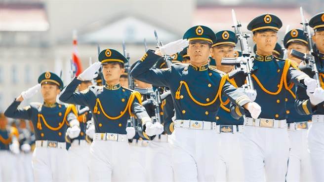 民进党立委蔡适应等22人提案修改《军事教育条例》，要求各级军校校长、副校长与教育长，改用文职。图为陆军军官学校毕业生们进行分列式。（本报资料照片）