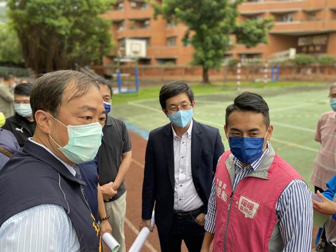 立委蔡適應、市議員王醒之、體育署專門委員周國金等人，今天前往暖暖區碇內國小會勘。（立委蔡適應提供／陳彩玲基隆傳真）