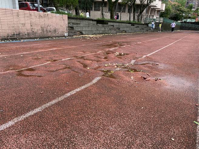 基隆市許多學校PU跑道有破損問題。（立委蔡適應提供／陳彩玲基隆傳真）