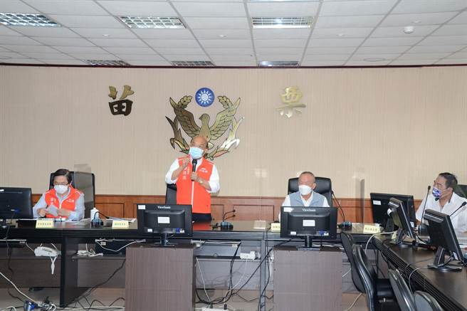 行政院長蘇貞昌（中）在苗栗縣警察局聽取警察局原地重建規畫簡報，認有改建的迫切需要。