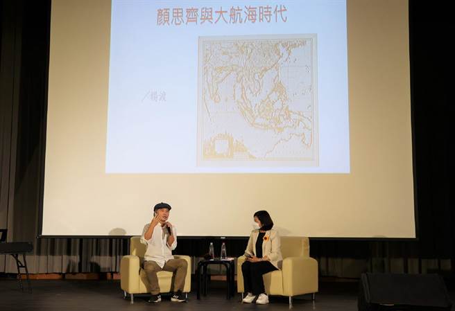 作家楊渡（左）到雲林縣政府開講「顏思齊與大航海時代」，縱談開台400年。（張朝欣攝）