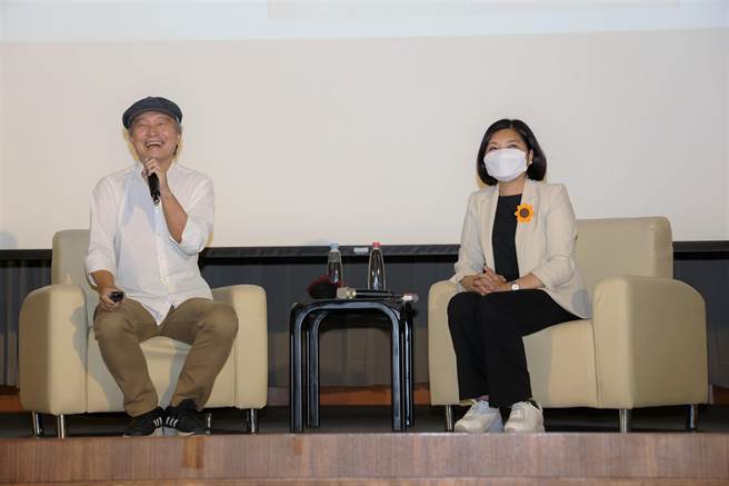 作家楊渡（左）到雲林縣政府開講「顏思齊與大航海時代」，縱談開台400年。（張朝欣攝）