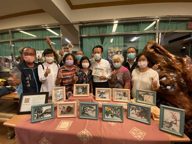 嘉義縣長翁章梁（右三）稱讚大埔樂齡中心國畫班阿嬤畫得好。 （廖素慧攝）