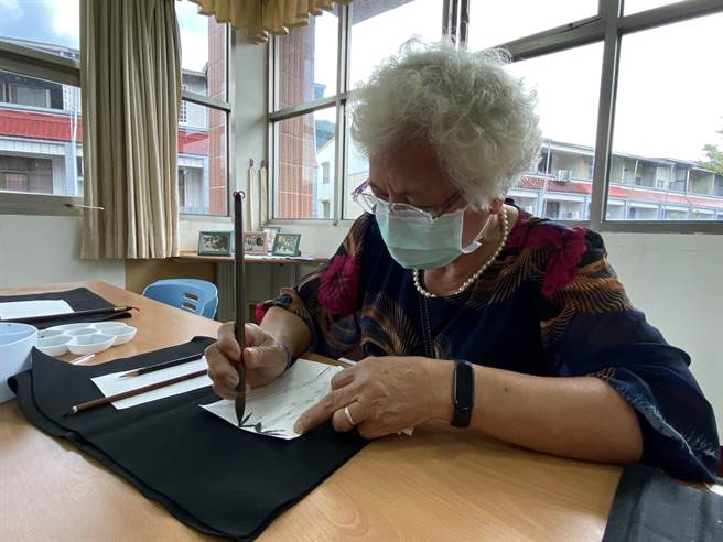 林蕙蓉阿嬤喜歡畫竹子，對竹子有特別深厚的感情。（廖素慧攝）